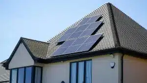 Maison avec panneaux solaires sur son toit