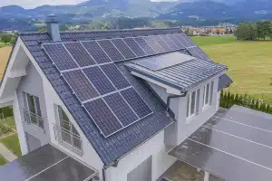 Panneaux solaires sur un toit en ardoise