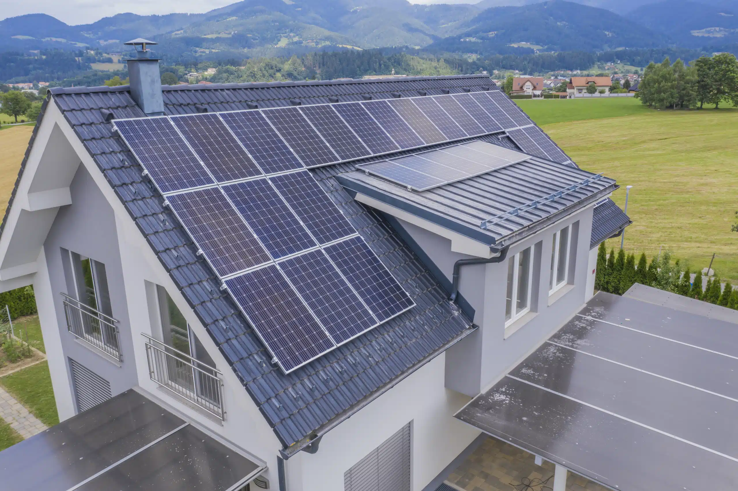 Panneaux solaires sur un toit en ardoise