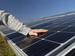 panneaux solaires dans un champs