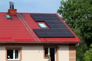 Panneaux solaires sur un toit rouge