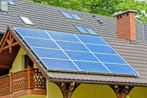 Panneaux solaires sur un toit de maison